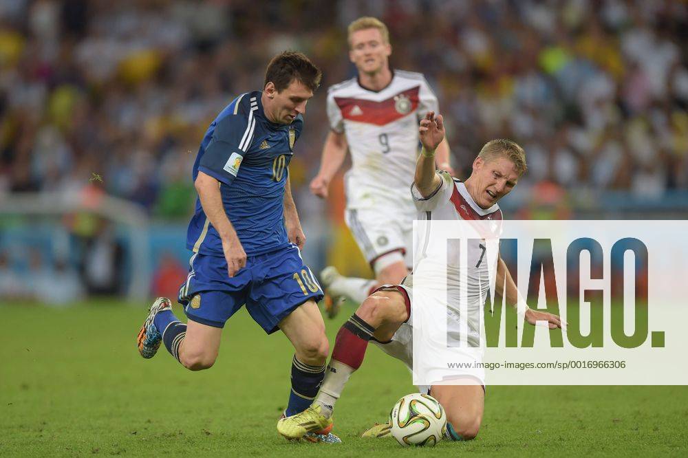 Fussball WM 2014, Finale Deutschland - Argentinien, v.l. Lionel Messi (Team Argentinien), Bastian Schweinsteiger (Deutsche Fussball Nationalmannschaft DFB)