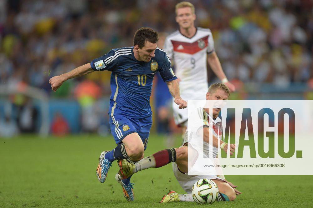 Fussball WM 2014, Finale Deutschland - Argentinien, v.l. Lionel Messi (Team Argentinien), Bastian Schweinsteiger (Deutsche Fussball Nationalmannschaft DFB)