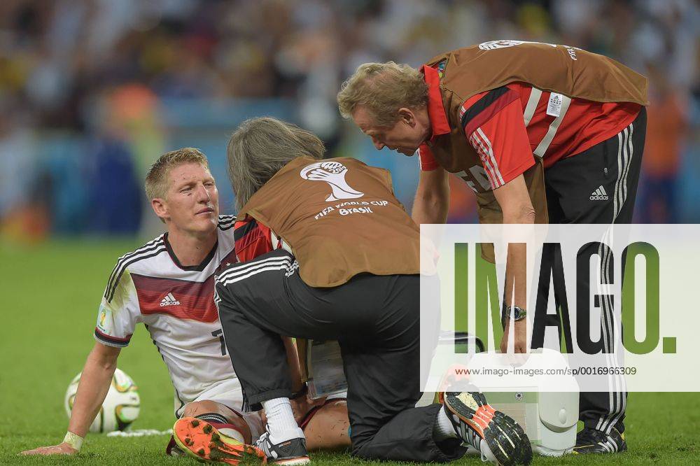 Fussball WM 2014, Finale Deutschland - Argentinien, v.l. Bastian Schweinsteiger (Deutsche Fussball Nationalmannschaft DFB) wird behandelt.