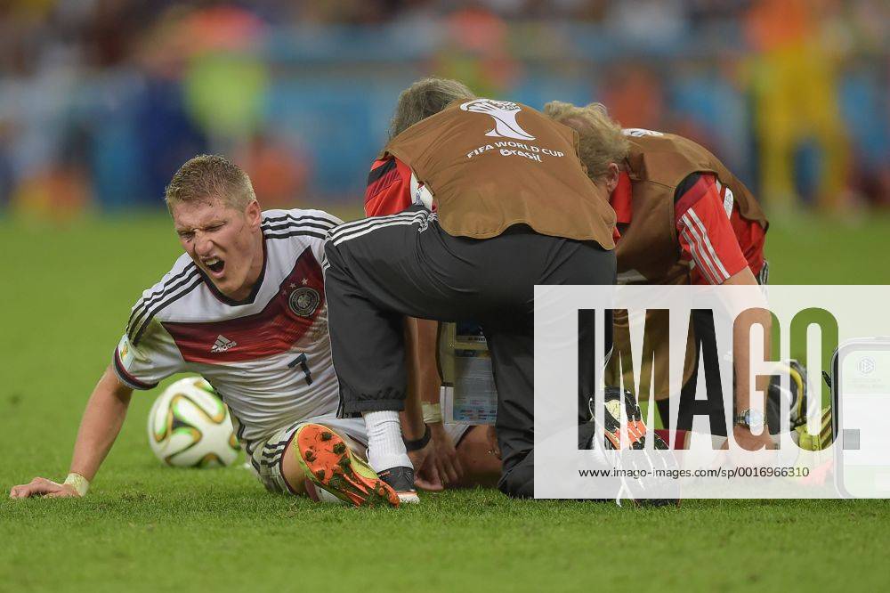 Fussball WM 2014, Finale Deutschland - Argentinien, v.l. Bastian Schweinsteiger (Deutsche Fussball Nationalmannschaft DFB) wird behandelt.