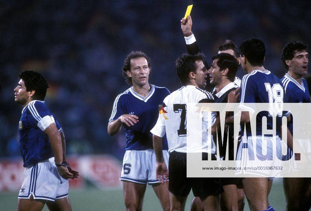 MARADONA Diego Armando FINALSPIEL Team_ARG FIFA Fussball Weltmeisterschaften 1990 in Italien Finalspiel Stadio Olimpico FINALE Deutschland_Argentinien 1_0 in Rom Fussball Verwarnung Gelbe Karte