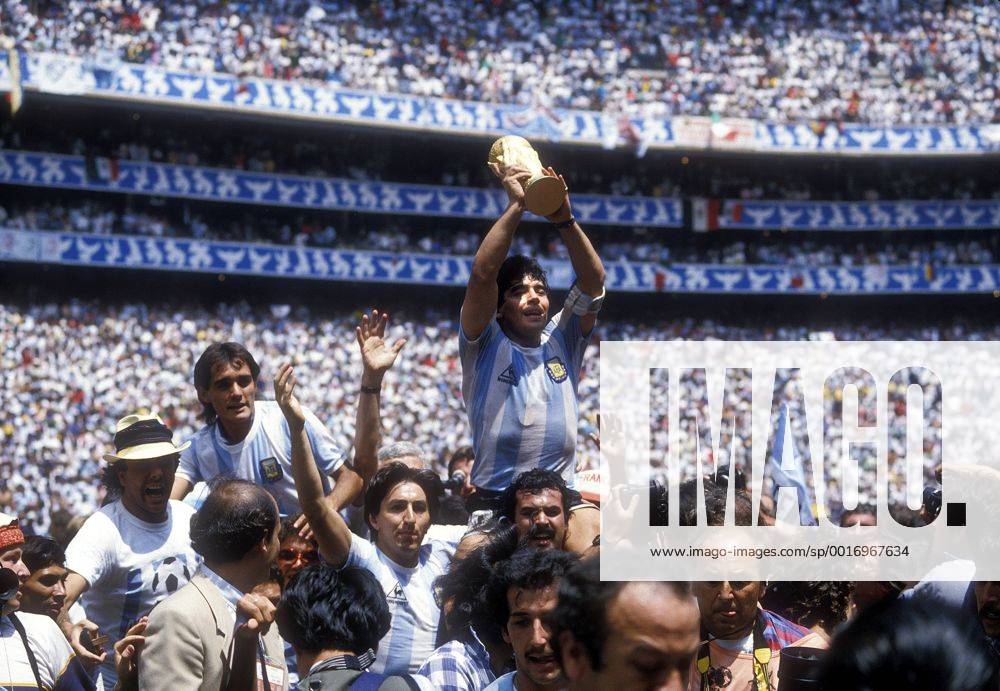 MARADONA Diego Armando FINALSPIEL Team_ARG mit WELTPOKAL FIFA Fussball Weltmeisterschaften 1986 in Mexiko Finalspiel im Azteka Stadion FINALE Deutschland_Argentinien 2_3 in Mexiko_City Fussball Weltmeister Jubel