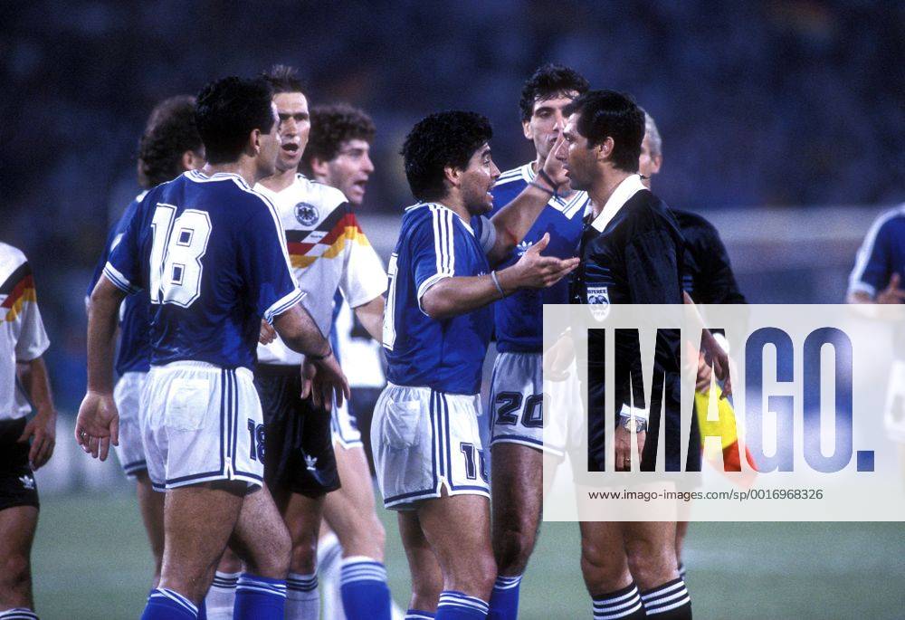 MARADONA Diego Armando FINALSPIEL Team_ARG FIFA Fussball Weltmeisterschaften 1990 in Italien Finalspiel Stadio Olimpico FINALE Deutschland_Argentinien 1_0 in Rom Fussball Verwarnung Gelbe Karte