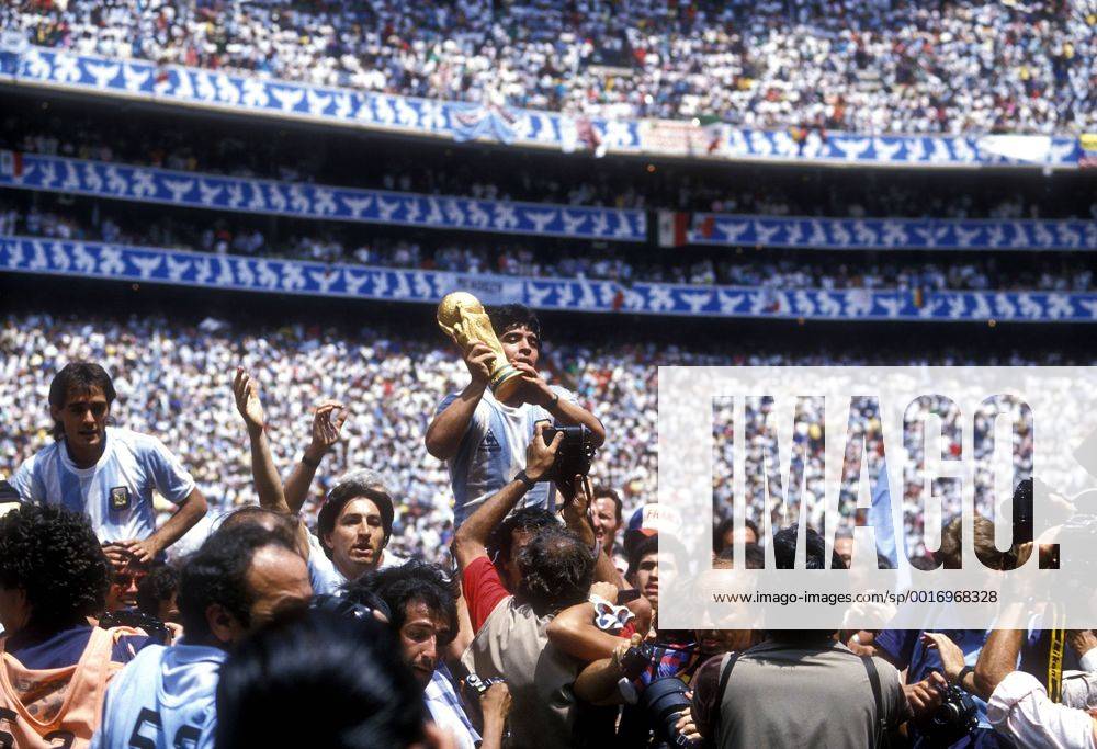 MARADONA Diego Armando FINALSPIEL Team_ARG mit WELTPOKAL FIFA Fussball Weltmeisterschaften 1986 in Mexiko Finalspiel im Azteka Stadion FINALE Deutschland_Argentinien 2_3 in Mexiko_City Fussball Weltmeister Jubel