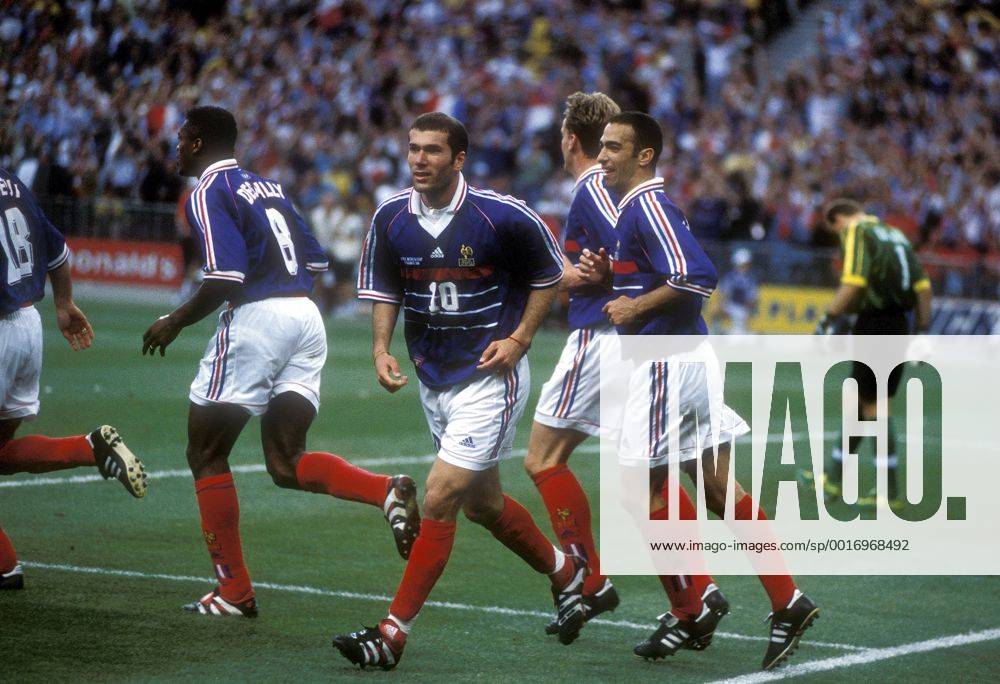 ZIDANE Zinedine Team_Frankreich Weltmeister Torjubel FIFA Fussball Weltmeisterschaften 1998 in Frankreich FINALE Frankreich_Brasilien Finalspiel Frankreich_Brasilien in Paris Stade de France Fussball Jubel