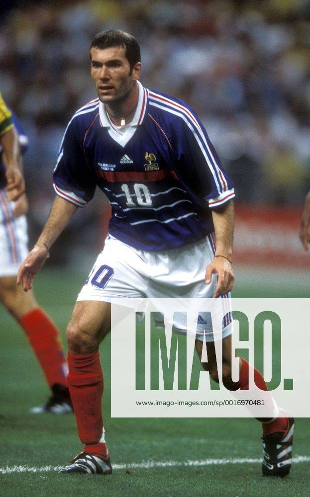 ZIDANE Zinedine Team_Frankreich Weltmeister FIFA Fussball Weltmeisterschaften 1998 in Frankreich FINALE Frankreich_Brasilien Finalspiel Frankreich_Brasilien in Paris Stade de France Fussball Aktion
