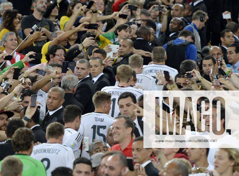 Fussball WM 2014 - Finale: Deutschland - Argentinien in Rio de Janeiro, Maracana Stadion. v.l. Torwart Roman Weidenfeller (Deutschland), Kevin Grosskreutz (Deutschland), Julian Draxler, Erik Durm (Deutschland), Per Mertesacker (Deutschland), Andre Schürrle (Deutschland) und Bastian Schweinsteiger (Deutschland) laufen die Treppe zur Siegerehrung hinauf .