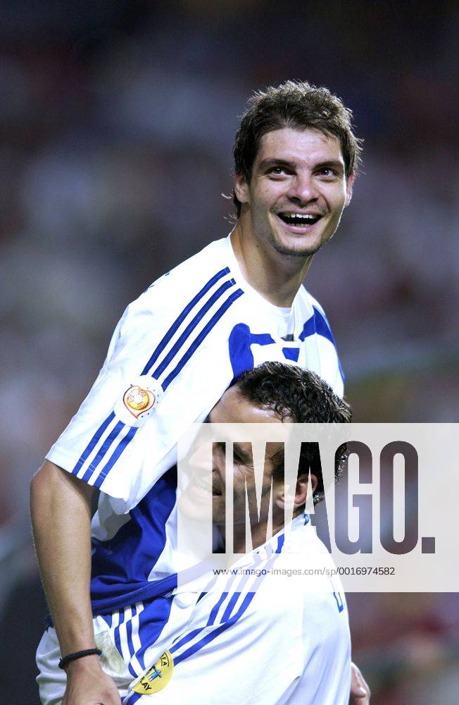 Fußball, EM Finale 2004 in Lissabon, Portugal - Griechenland 0:1 CHARISTEAS Angelos Team Griechenland jubelt mit DELLAS Traianos Fussball Europameisterschaften 2004 Finale in Lissabon Portugal-Griechenland