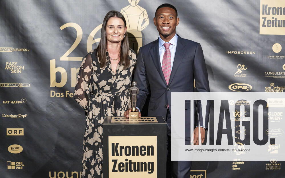 20220919 26. Bruno-Gala WIEN, OESTERREICH - 19. SEPTEMBER: Senior Brand Manager Sparkling von Coca Cola Oesterreich Lisa-Maria Moorbrugger mit Spieler von Real Madrid David Alaba, Preistraeger der Bruno-Award in der Kategorie Legionaer der Saison praesentiert von Coca-Cola waehrend der Preisverleihung anlaesslich des 26. Bruno Galas, Das Fest Der SpielerInnen, praesentiert von Kronen Zeitung im Globe Wien in der Marx-Halle am 19. September 2022 in Wien, Oesterreich. 220919_SEPA_17_018