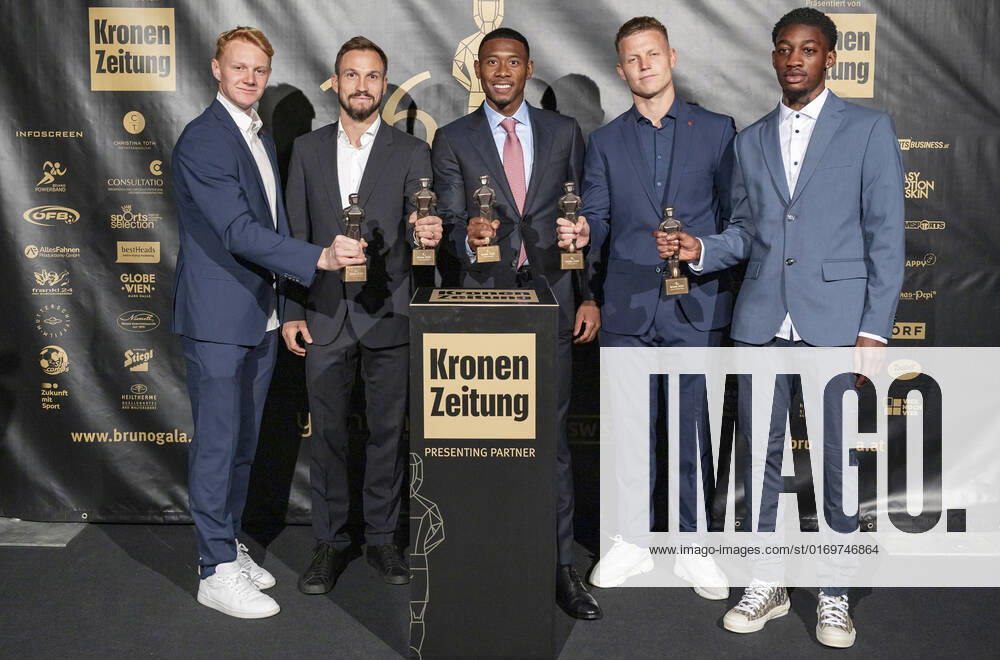 20220919 26. Bruno-Gala WIEN, OESTERREICH - 19. SEPTEMBER: Die Teamspieler der oesterreichischen Nationalmannschaft Nicolas Seiwald, Andreas Ulmer, David Alaba, Patrick Pentz und Muhammed-Cham Saracevic mit ihren Brunos nach der Preisverleihung anlaesslich des 26. Bruno Galas, Das Fest Der SpielerInnen, praesentiert von Kronen Zeitung im Globe Wien in der Marx-Halle am 19. September 2022 in Wien, Oesterreich. 220919_SEPA_17_026