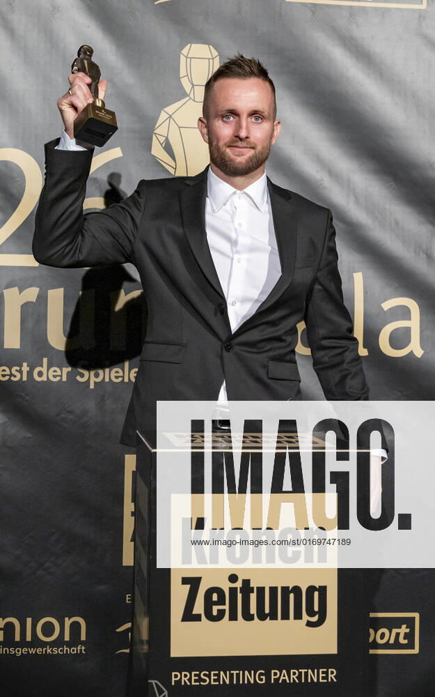 20220919 26. Bruno-Gala WIEN, OESTERREICH - 19. SEPTEMBER: SK Sturm Graz Spielerin Annabel Schasching Preistraegerin der Bruno-Award in der Kategorie Spielerin der Saison praesentiert von easystaff waehrend der Preisverleihung anlaesslich des 26. Bruno Galas, Das Fest Der SpielerInnen, praesentiert von Kronen Zeitung im Globe Wien in der Marx-Halle am 19. September 2022 in Wien, Oesterreich. 220919_SEPA_17_003