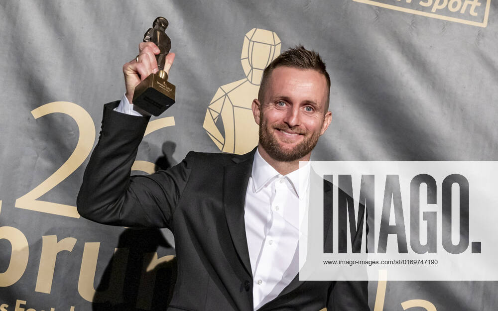 20220919 26. Bruno-Gala WIEN, OESTERREICH - 19. SEPTEMBER: Spieler von SC AUstria Lustenau Muhammed-Cham Saracevic, Preistraeger der Bruno-Award in der Kategorie Spieler der Saison 2. Liga praesentiert von ML Marketing waehrend der Preisverleihung anlaesslich des 26. Bruno Galas, Das Fest Der SpielerInnen, praesentiert von Kronen Zeitung im Globe Wien in der Marx-Halle am 19. September 2022 in Wien, Oesterreich. 220919_SEPA_17_005