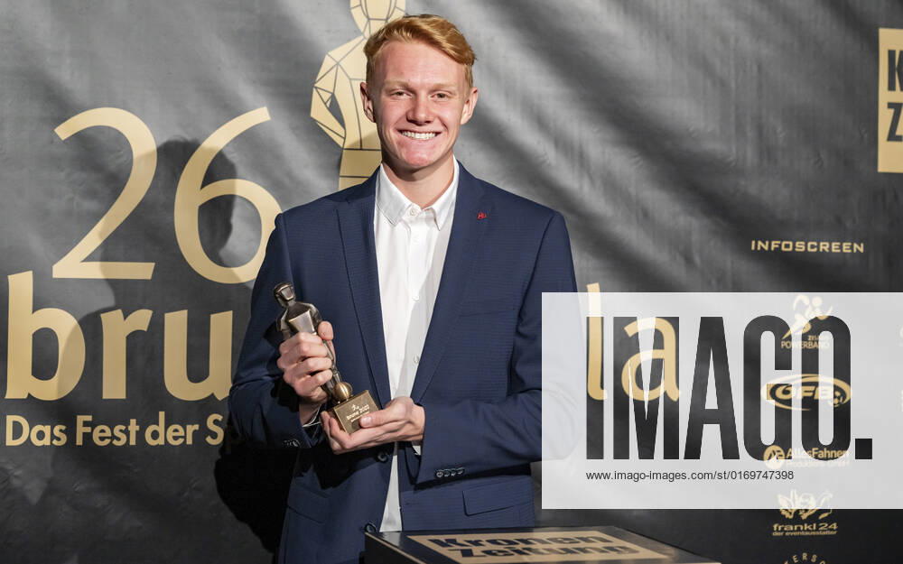 20220919 26. Bruno-Gala WIEN, OESTERREICH - 19. SEPTEMBER: Spieler von FC Red Bull Salzburg Nicolas Seiwald, Preistraeger der Bruno-Award in der Kategorie Aufsteiger der Saison praesentiert von Moser Medical waehrend der Preisverleihung anlaesslich des 26. Bruno Galas, Das Fest Der SpielerInnen, praesentiert von Kronen Zeitung im Globe Wien in der Marx-Halle am 19. September 2022 in Wien, Oesterreich. 220919_SEPA_17_012