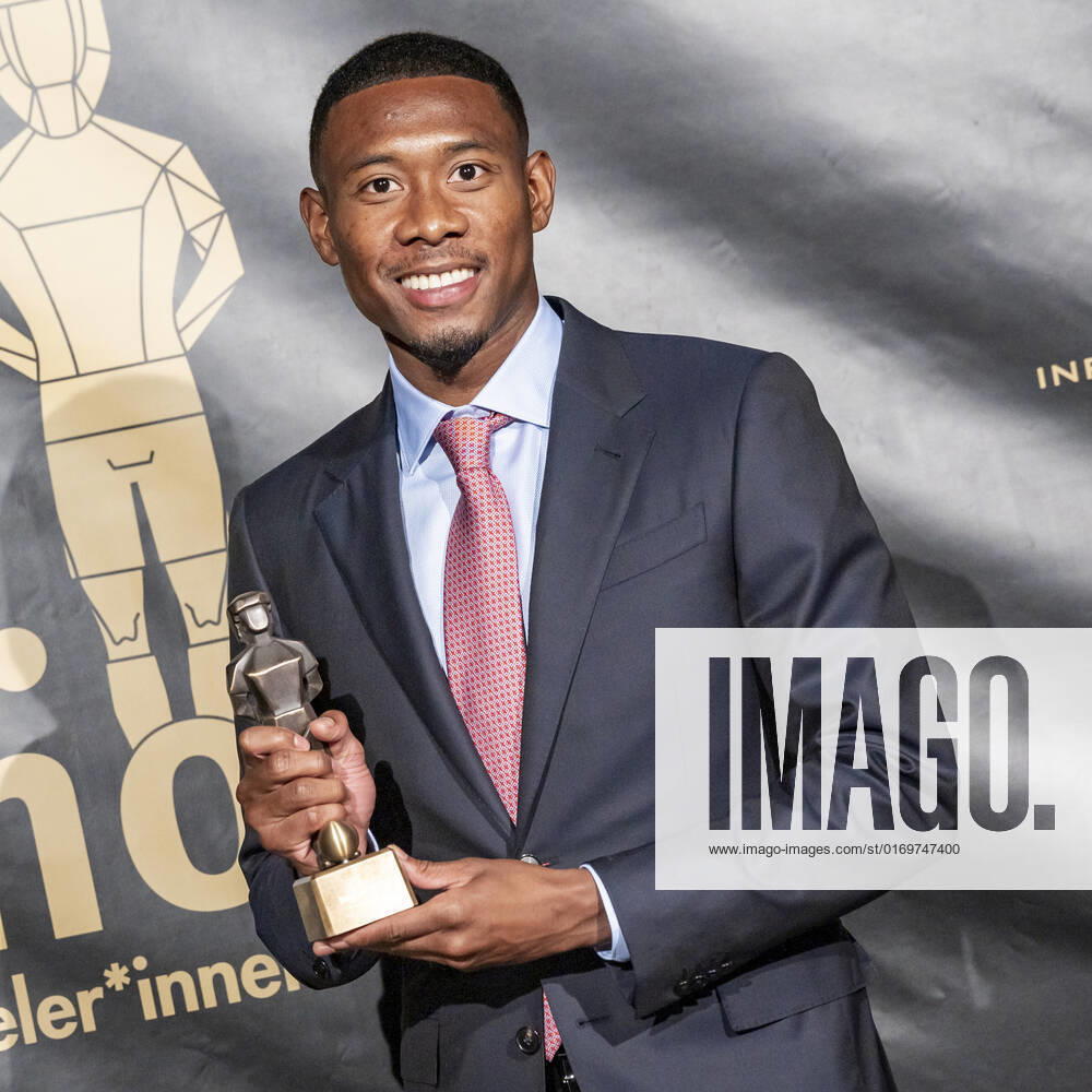20220919 26. Bruno-Gala WIEN, OESTERREICH - 19. SEPTEMBER: Spieler von Real Madrid David Alaba, Preistraeger der Bruno-Award in der Kategorie Legionaer der Saison praesentiert von Coca-Cola waehrend der Preisverleihung anlaesslich des 26. Bruno Galas, Das Fest Der SpielerInnen, praesentiert von Kronen Zeitung im Globe Wien in der Marx-Halle am 19. September 2022 in Wien, Oesterreich. 220919_SEPA_17_022