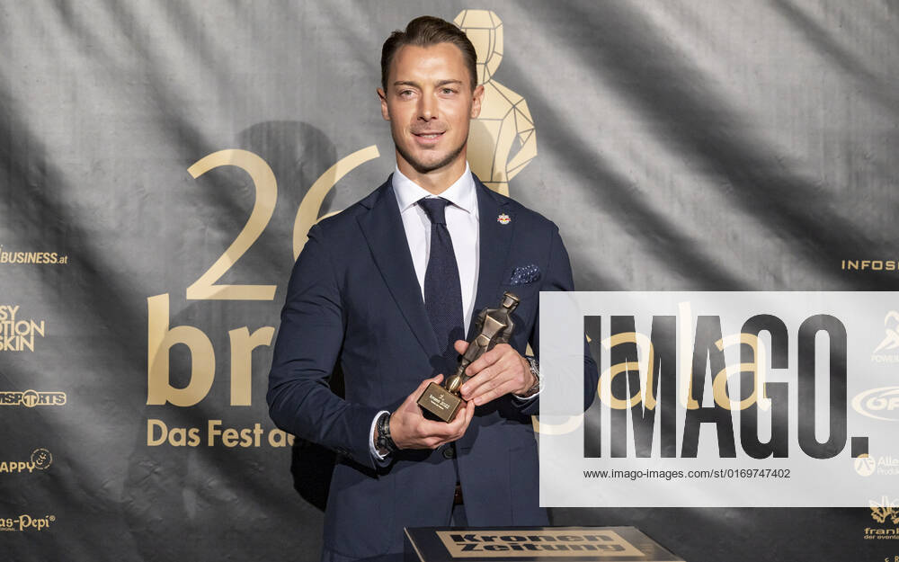 20220919 26. Bruno-Gala WIEN, OESTERREICH - 19. SEPTEMBER: Trainer von FC Red Bull Salzburg Matthias Jaissle, Preistraeger der Bruno-Award in der Kategorie Trainer der Saison praesentiert von Infoscreen waehrend der Preisverleihung anlaesslich des 26. Bruno Galas, Das Fest Der SpielerInnen, praesentiert von Kronen Zeitung im Globe Wien in der Marx-Halle am 19. September 2022 in Wien, Oesterreich. 220919_SEPA_17_034