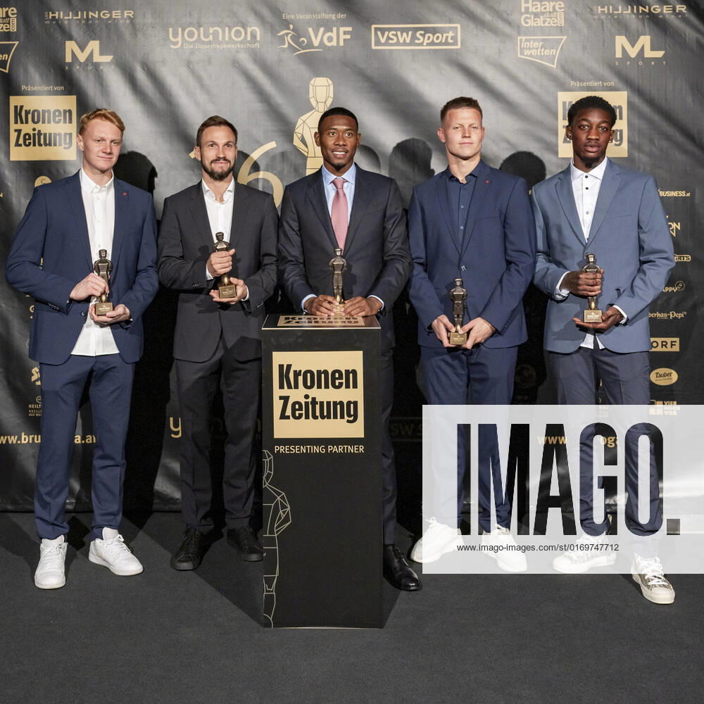 20220919 26. Bruno-Gala WIEN, OESTERREICH - 19. SEPTEMBER: Die Teamspieler der oesterreichischen Nationalmannschaft Nicolas Seiwald, Andreas Ulmer, David Alaba, Patrick Pentz und Muhammed-Cham Saracevic mit ihren Brunos nach der Preisverleihung anlaesslich des 26. Bruno Galas, Das Fest Der SpielerInnen, praesentiert von Kronen Zeitung im Globe Wien in der Marx-Halle am 19. September 2022 in Wien, Oesterreich. 220919_SEPA_17_024