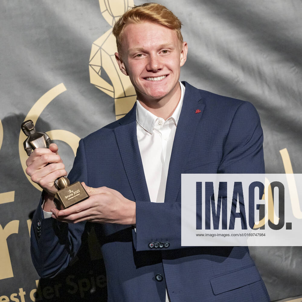 20220919 26. Bruno-Gala WIEN, OESTERREICH - 19. SEPTEMBER: Spieler von FC Red Bull Salzburg Nicolas Seiwald, Preistraeger der Bruno-Award in der Kategorie Aufsteiger der Saison praesentiert von Moser Medical waehrend der Preisverleihung anlaesslich des 26. Bruno Galas, Das Fest Der SpielerInnen, praesentiert von Kronen Zeitung im Globe Wien in der Marx-Halle am 19. September 2022 in Wien, Oesterreich. 220919_SEPA_17_013
