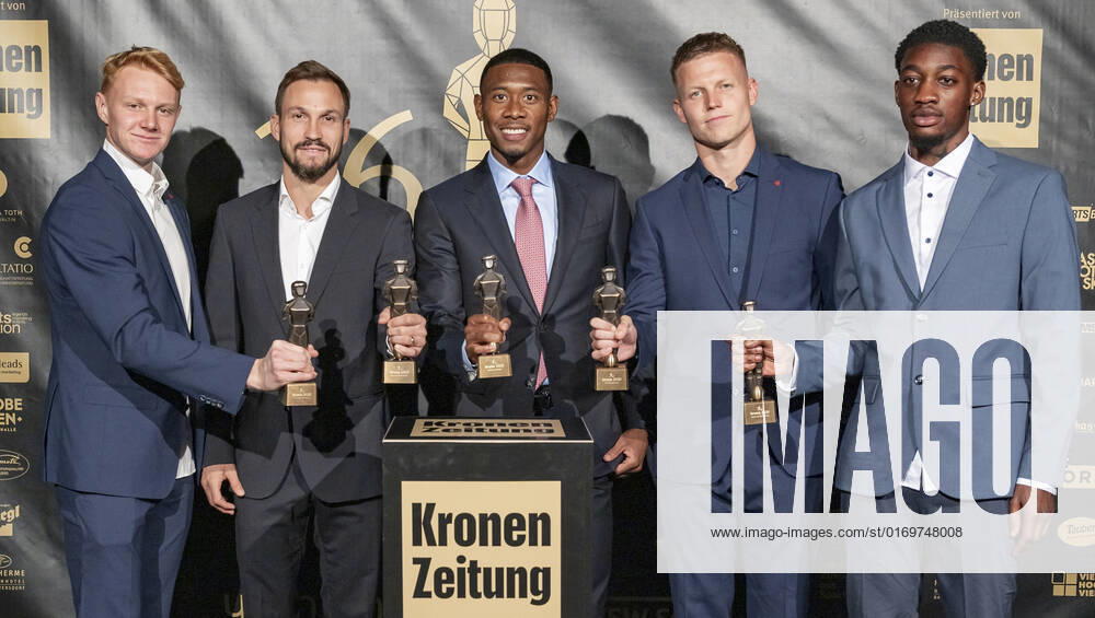 20220919 26. Bruno-Gala WIEN, OESTERREICH - 19. SEPTEMBER: Die Teamspieler der oesterreichischen Nationalmannschaft Nicolas Seiwald, Andreas Ulmer, David Alaba, Patrick Pentz und Muhammed-Cham Saracevic mit ihren Brunos nach der Preisverleihung anlaesslich des 26. Bruno Galas, Das Fest Der SpielerInnen, praesentiert von Kronen Zeitung im Globe Wien in der Marx-Halle am 19. September 2022 in Wien, Oesterreich. 220919_SEPA_17_027