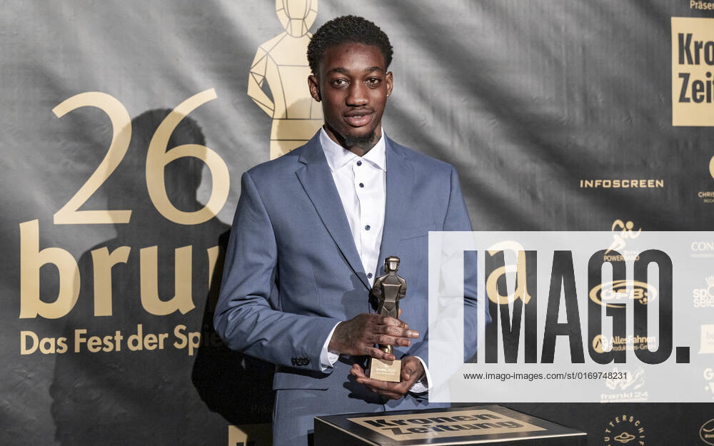 20220919 26. Bruno-Gala WIEN, OESTERREICH - 19. SEPTEMBER: Spieler von SC AUstria Lustenau Muhammed-Cham Saracevic, Preistraeger der Bruno-Award in der Kategorie Spieler der Saison 2. Liga praesentiert von ML Marketing waehrend der Preisverleihung anlaesslich des 26. Bruno Galas, Das Fest Der SpielerInnen, praesentiert von Kronen Zeitung im Globe Wien in der Marx-Halle am 19. September 2022 in Wien, Oesterreich. 220919_SEPA_17_006