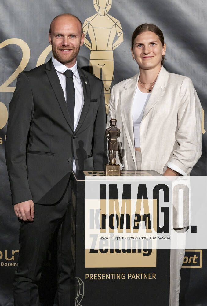 20220919 26. Bruno-Gala WIEN, OESTERREICH - 19. SEPTEMBER: SK Sturm Graz Frauen Sektionsleiter Mario Karner und Kapitänin Sophie Karner Preistraeger der Bruno-Award in der Kategorie Frauenmannschaft der Saison praesentiert von Christina Toth waehrend der Preisverleihung anlaesslich des 26. Bruno Galas, Das Fest Der SpielerInnen, praesentiert von Kronen Zeitung im Globe Wien in der Marx-Halle am 19. September 2022 in Wien, Oesterreich. 220919_SEPA_17_031