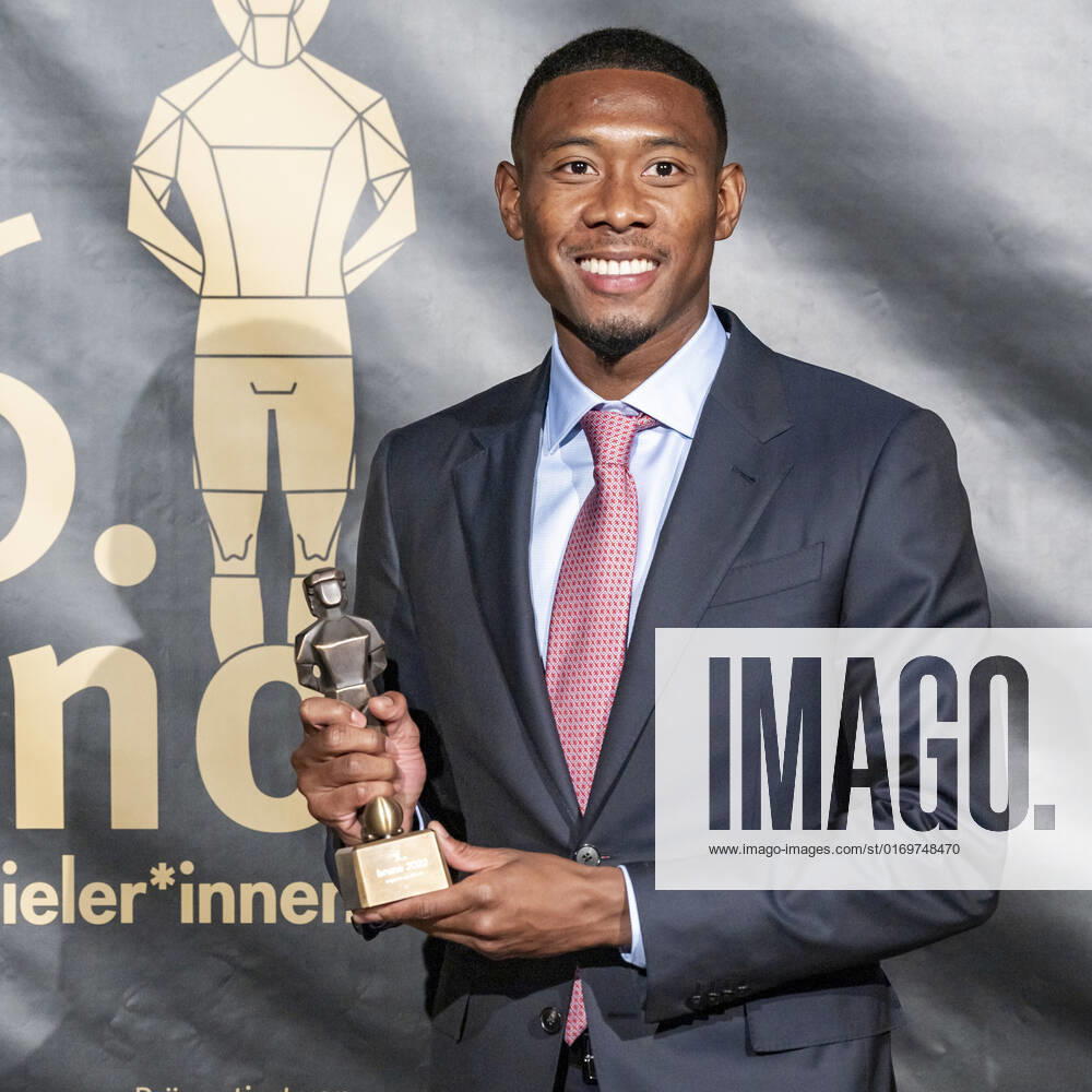 20220919 26. Bruno-Gala WIEN, OESTERREICH - 19. SEPTEMBER: Spieler von Real Madrid David Alaba, Preistraeger der Bruno-Award in der Kategorie Legionaer der Saison praesentiert von Coca-Cola waehrend der Preisverleihung anlaesslich des 26. Bruno Galas, Das Fest Der SpielerInnen, praesentiert von Kronen Zeitung im Globe Wien in der Marx-Halle am 19. September 2022 in Wien, Oesterreich. 220919_SEPA_17_021