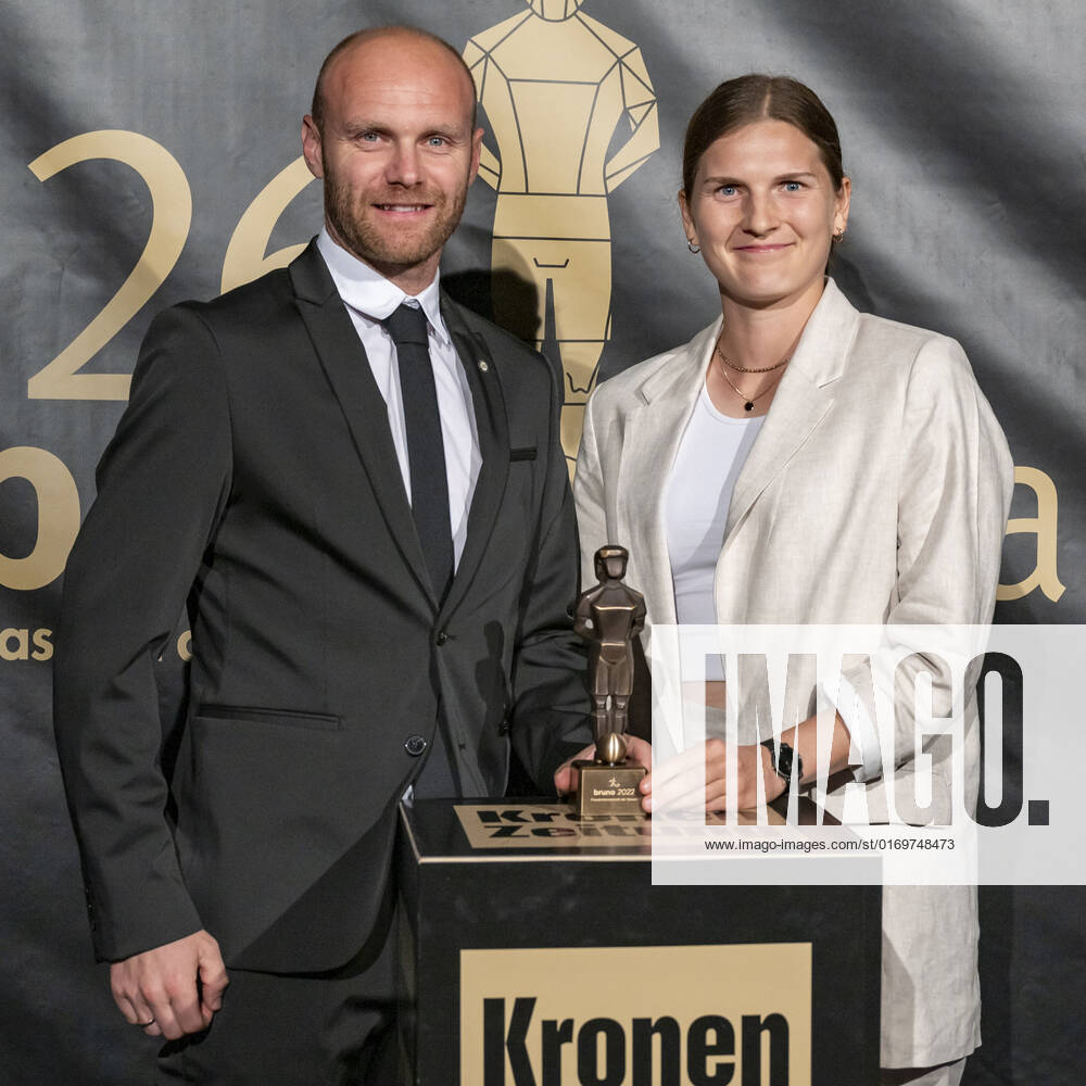 20220919 26. Bruno-Gala WIEN, OESTERREICH - 19. SEPTEMBER: SK Sturm Graz Frauen Sektionsleiter Mario Karner und Kapitänin Sophie Karner Preistraeger der Bruno-Award in der Kategorie Frauenmannschaft der Saison praesentiert von Christina Toth waehrend der Preisverleihung anlaesslich des 26. Bruno Galas, Das Fest Der SpielerInnen, praesentiert von Kronen Zeitung im Globe Wien in der Marx-Halle am 19. September 2022 in Wien, Oesterreich. 220919_SEPA_17_033