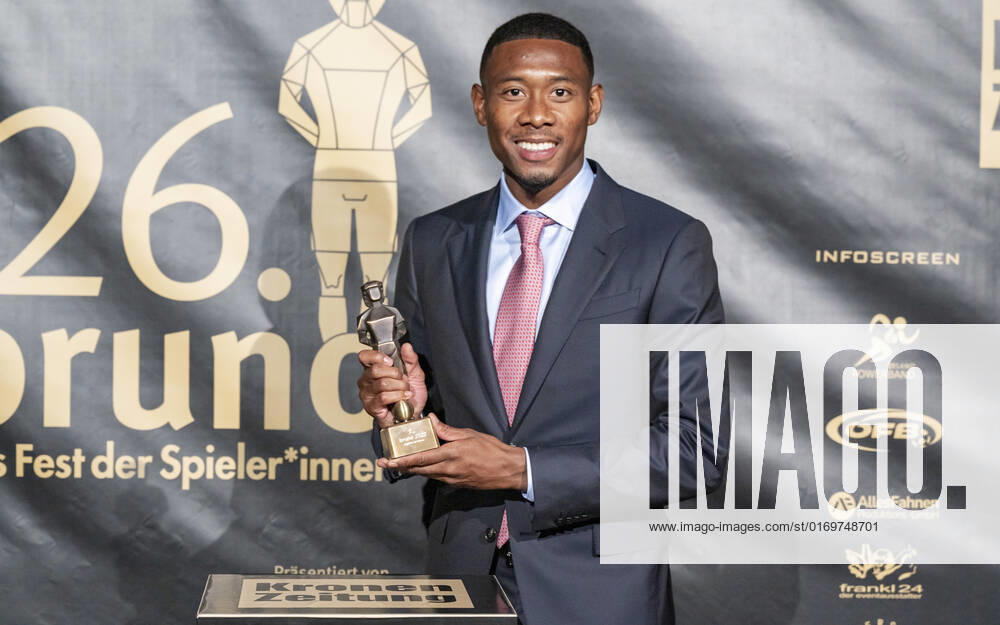 20220919 26. Bruno-Gala WIEN, OESTERREICH - 19. SEPTEMBER: Spieler von Real Madrid David Alaba, Preistraeger der Bruno-Award in der Kategorie Legionaer der Saison praesentiert von Coca-Cola waehrend der Preisverleihung anlaesslich des 26. Bruno Galas, Das Fest Der SpielerInnen, praesentiert von Kronen Zeitung im Globe Wien in der Marx-Halle am 19. September 2022 in Wien, Oesterreich. 220919_SEPA_17_020
