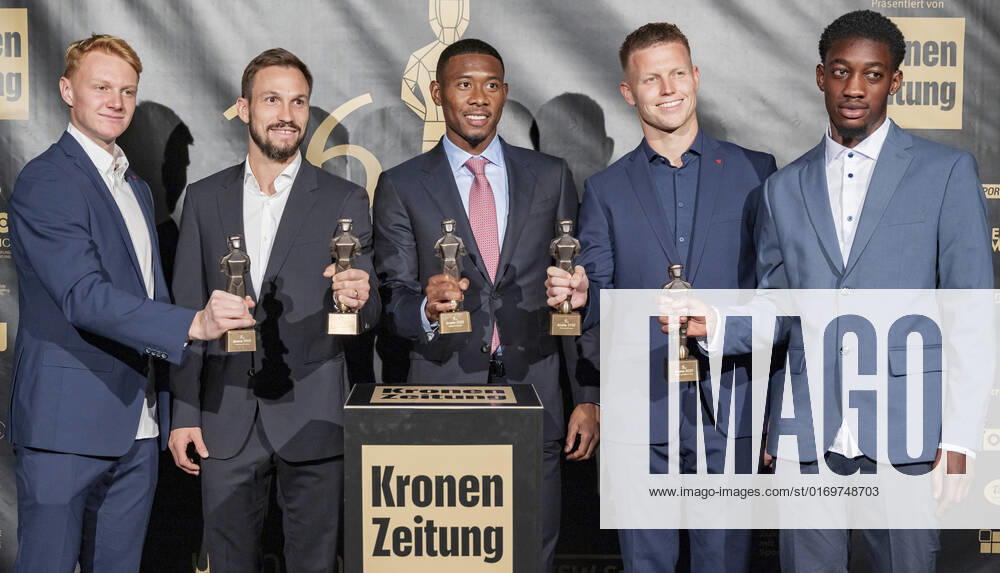 20220919 26. Bruno-Gala WIEN, OESTERREICH - 19. SEPTEMBER: Die Teamspieler der oesterreichischen Nationalmannschaft Nicolas Seiwald, Andreas Ulmer, David Alaba, Patrick Pentz und Muhammed-Cham Saracevic mit ihren Brunos nach der Preisverleihung anlaesslich des 26. Bruno Galas, Das Fest Der SpielerInnen, praesentiert von Kronen Zeitung im Globe Wien in der Marx-Halle am 19. September 2022 in Wien, Oesterreich. 220919_SEPA_17_028