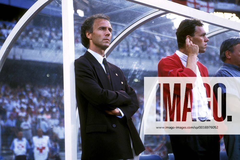 BECKENBAUER Franz Trainer Team Deutschland mit Co-Trainer OSIECK Holger FIFA Fussball Weltmeisterschaften 1990 in Italien Halbfinale England-Deutschland 4 : 5 am 04.07.1990 in Turin