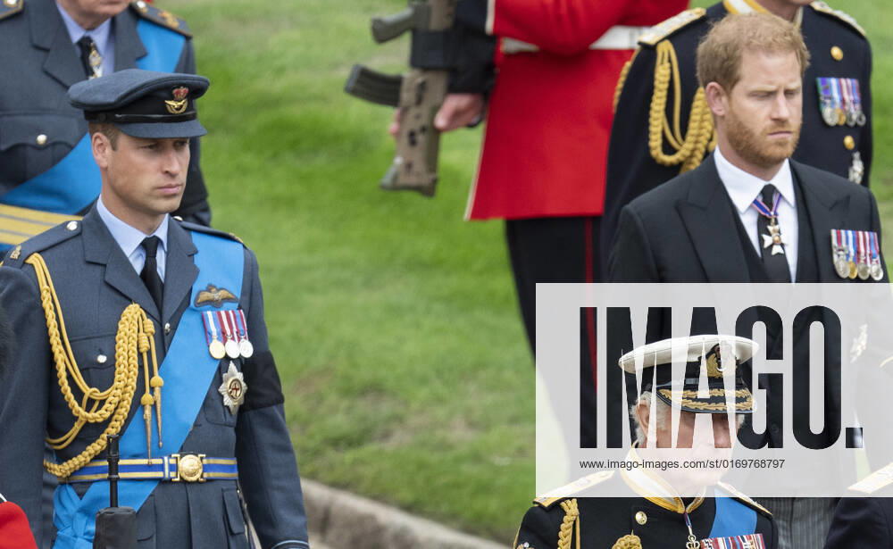 Obseques de la Reine Elizabeth II. PAP09222605 19 September 2022. Her Majesty has returned home to Windsor to be reunited for eternity with her husband, father, mother and sister in the royal crypt at St George s Chapel. Kings and Queens from around the world travelled to St George s Chapel in Windsor for a committal service following the state funeral of Her late Majesty at Westminster Abbey earlier today. Here, King Charles III, Prince William, Prince of Wales, Prince Harry Credit: GoffPhotos.com Ref: KGC-178 284311 2022-09-19 Windsor