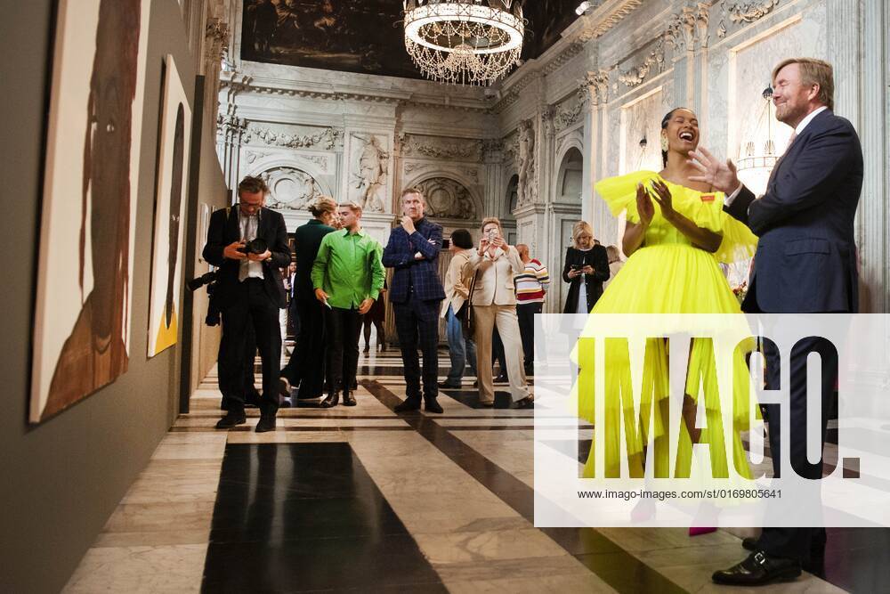 2022-09-21 10:50:37 AMSTERDAM - King Willem-Alexander with Iriee Zamblee, one of the three winners, in the Royal Palace for the presentation of the Royal Prize for Free Painting 2022. The king awarded the prize to three young artists. ANP OLAF KRAAK netherlands out - belgium out