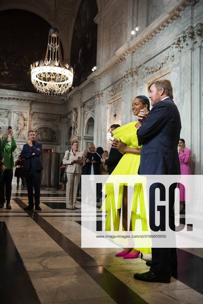 2022-09-21 10:50:35 AMSTERDAM - King Willem-Alexander with Iriee Zamblee, one of the three winners, in the Royal Palace for the presentation of the Royal Prize for Free Painting 2022. The king awarded the prize to three young artists. ANP OLAF KRAAK netherlands out - belgium out