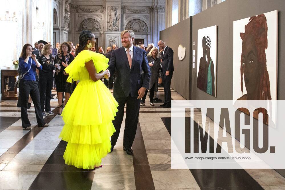2022-09-21 10:51:07 AMSTERDAM - King Willem-Alexander with Iriee Zambie, one of the three winners, in the Royal Palace for the presentation of the Royal Prize for Free Painting 2022. The King will present the prize to three young artists. ANP OLAF KRAAK netherlands out - belgium out