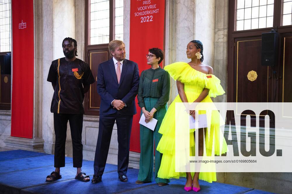 2022-09-21 10:40:31 AMSTERDAM - King Willem-Alexander with winners Kenneth Aidoo, Eva Spierenburg Iriee Zambie, in the Royal Palace for the presentation of the Royal Prize for Free Painting 2022. The King will award the prize to three young artists. ANP OLAF KRAAK netherlands out - belgium out