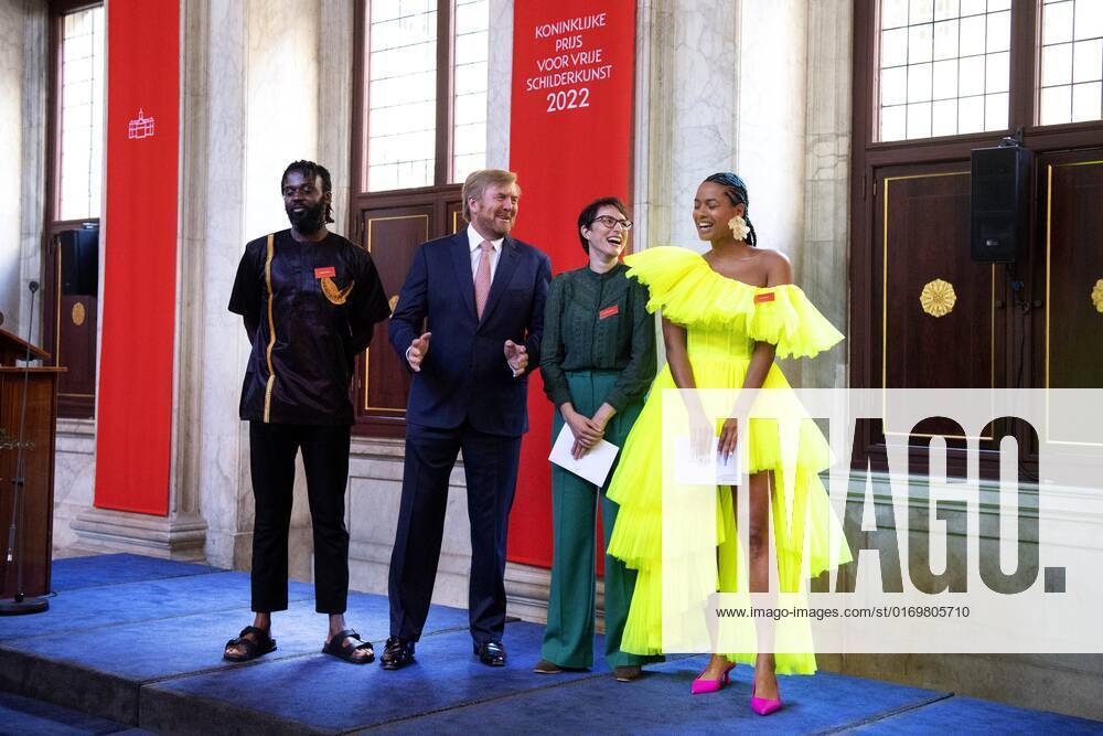 2022-09-21 10:40:33 AMSTERDAM - King Willem-Alexander with winners Kenneth Aidoo, Eva Spierenburg Iriee Zamblee, in the Royal Palace for the presentation of the Royal Prize for Free Painting 2022. The King awarded the prize to three young artists. ANP OLAF KRAAK netherlands out - belgium out