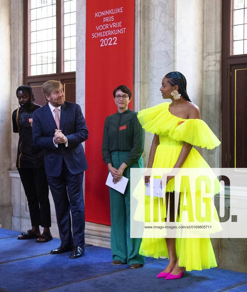 2022-09-21 10:40:59 AMSTERDAM - King Willem-Alexander with winners Kenneth Aidoo, Eva Spierenburg Iriee Zamblee, in the Royal Palace for the presentation of the Royal Prize for Free Painting 2022. The King awarded the prize to three young artists. ANP OLAF KRAAK netherlands out - belgium out