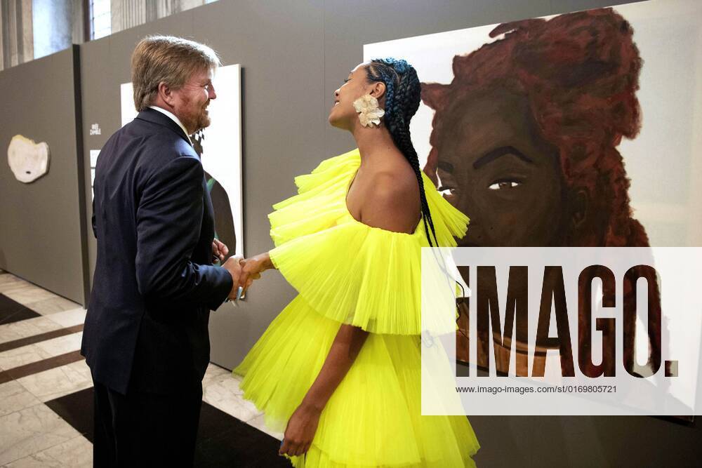 2022-09-21 10:48:53 AMSTERDAM - King Willem-Alexander with Iriee Zambie, one of the three winners, in the Royal Palace for the presentation of the Royal Prize for Free Painting 2022. The King will present the prize to three young artists. ANP OLAF KRAAK netherlands out - belgium out