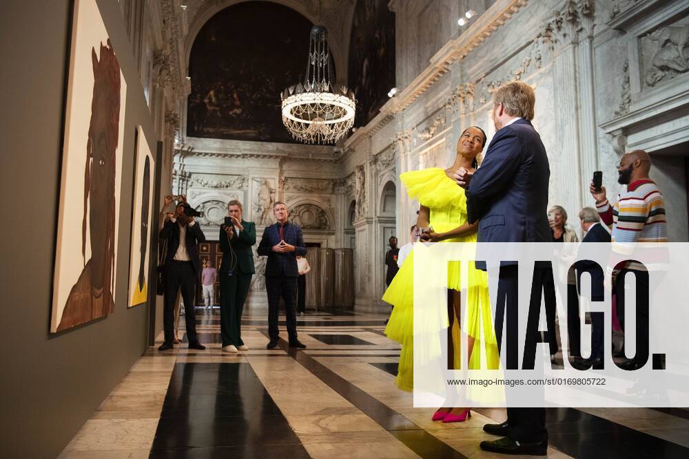 2022-09-21 10:49:55 AMSTERDAM - King Willem-Alexander with Iriee Zambie, one of the three winners, in the Royal Palace for the presentation of the Royal Prize for Free Painting 2022. The King will present the prize to three young artists. ANP OLAF KRAAK netherlands out - belgium out