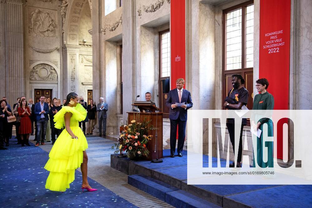 2022-09-21 10:40:04 AMSTERDAM - King Willem-Alexander with winners Iriee Zambie, Kenneth Aidoo, Eva Spierenburg in the Royal Palace for the presentation of the Royal Prize for Free Painting 2022. The King will award the prize to three young artists. ANP OLAF KRAAK netherlands out - belgium out