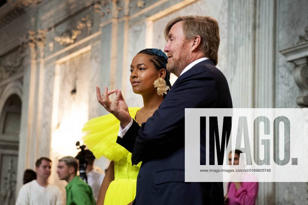 2022-09-21 10:50:18 AMSTERDAM - King Willem-Alexander with Iriee Zamblee, one of the three winners, in the Royal Palace for the presentation of the Royal Prize for Free Painting 2022. The king awarded the prize to three young artists. ANP OLAF KRAAK netherlands out - belgium out
