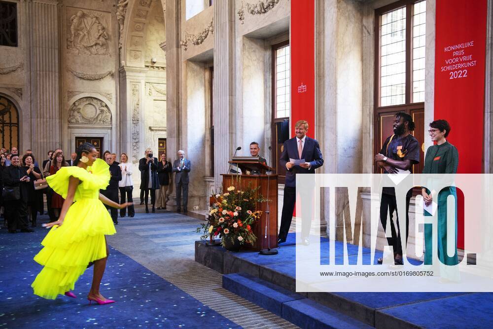 2022-09-21 10:40:04 AMSTERDAM - King Willem-Alexander with winners Iriee Zambie, Kenneth Aidoo, Eva Spierenburg in the Royal Palace for the presentation of the Royal Prize for Free Painting 2022. The King will award the prize to three young artists. ANP OLAF KRAAK netherlands out - belgium out