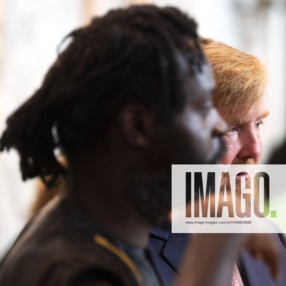 2022-09-21 10:51:44 AMSTERDAM - King Willem-Alexander with winner Kenneth Aidoo in the Royal Palace for the presentation of the Royal Prize for Free Painting 2022. The king awarded the prize to three young artists. ANP OLAF KRAAK netherlands out - belgium out