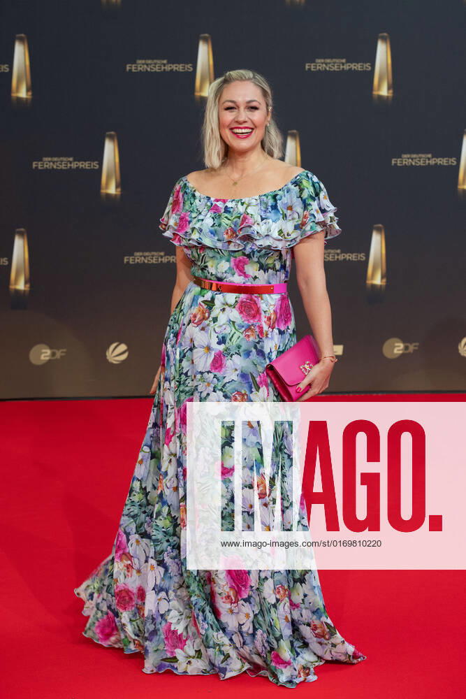 Ruth MOSCHNER, Moderatorin, Roter Teppich, Red Carpet Show, Ankunft, arrival, Verleihung des Deutschen Fernsehpreises, Der Deutsche Fernsehpreis 2022, Deutscher Fernsehpreis 2022 in Koeln, am 14.09.2022.