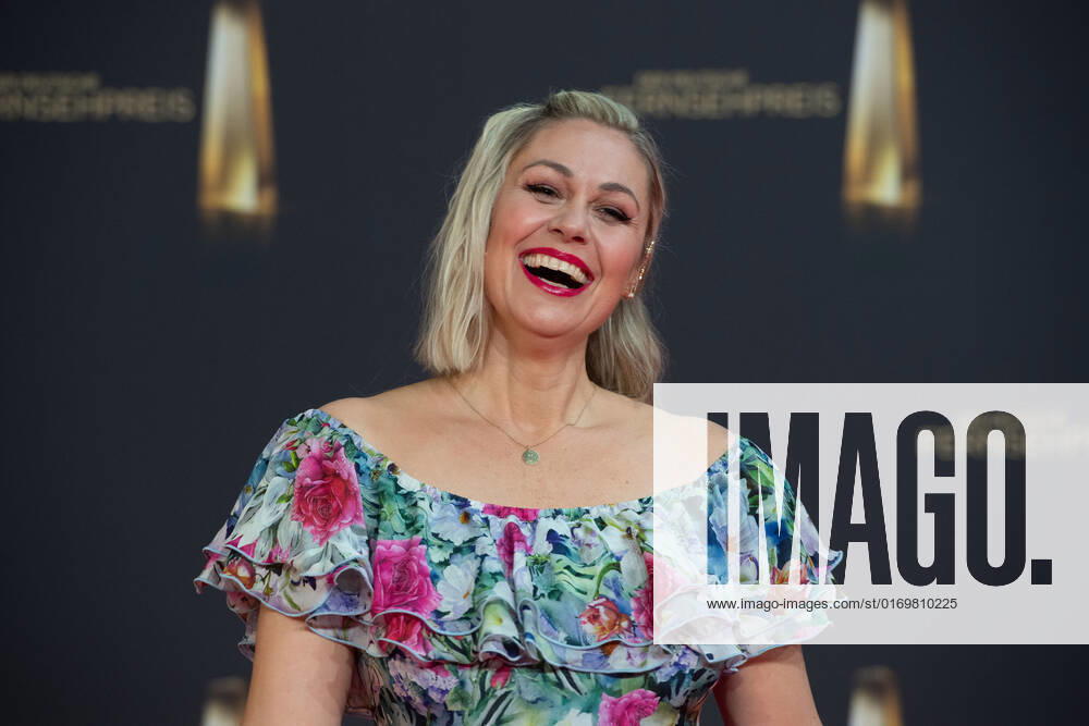 Ruth MOSCHNER, Moderatorin, Roter Teppich, Red Carpet Show, Ankunft, arrival, Verleihung des Deutschen Fernsehpreises, Der Deutsche Fernsehpreis 2022, Deutscher Fernsehpreis 2022 in Koeln, am 14.09.2022.