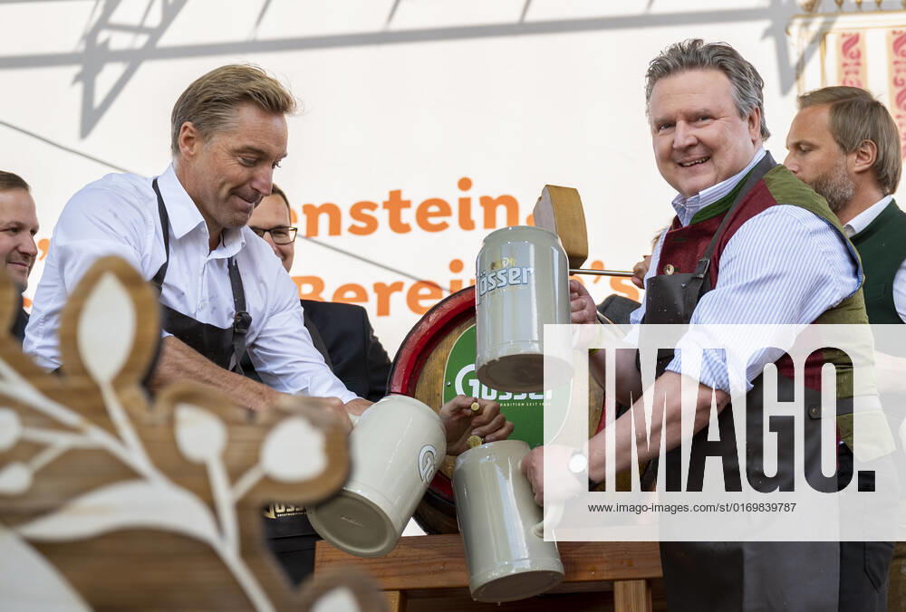 20220922 Eroeffnung des Oktoberfests 2022 WIEN, OESTERREICH - 22. SEPTEMBER: OÂ zapft is - Ehemaliger oesterreichischer Skifahrer Hans Knauss mit Wiener Buergermeister Michael Ludwig beim Bieranstich anlaesslich der Eroeffnung des Oktoberfests 2022, Die Wiener Kaiser Wiesn, auf der Kaiserwiese im Wiener Prater am 22. September in Wien, Oesterreich. 220922_SEPA_17_025