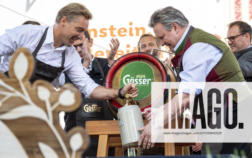 20220922 Eroeffnung des Oktoberfests 2022 WIEN, OESTERREICH - 22. SEPTEMBER: OÂ zapft is - Ehemaliger oesterreichischer Skifahrer Hans Knauss mit Wiener Buergermeister Michael Ludwig beim Bieranstich anlaesslich der Eroeffnung des Oktoberfests 2022, Die Wiener Kaiser Wiesn, auf der Kaiserwiese im Wiener Prater am 22. September in Wien, Oesterreich. 220922_SEPA_17_045