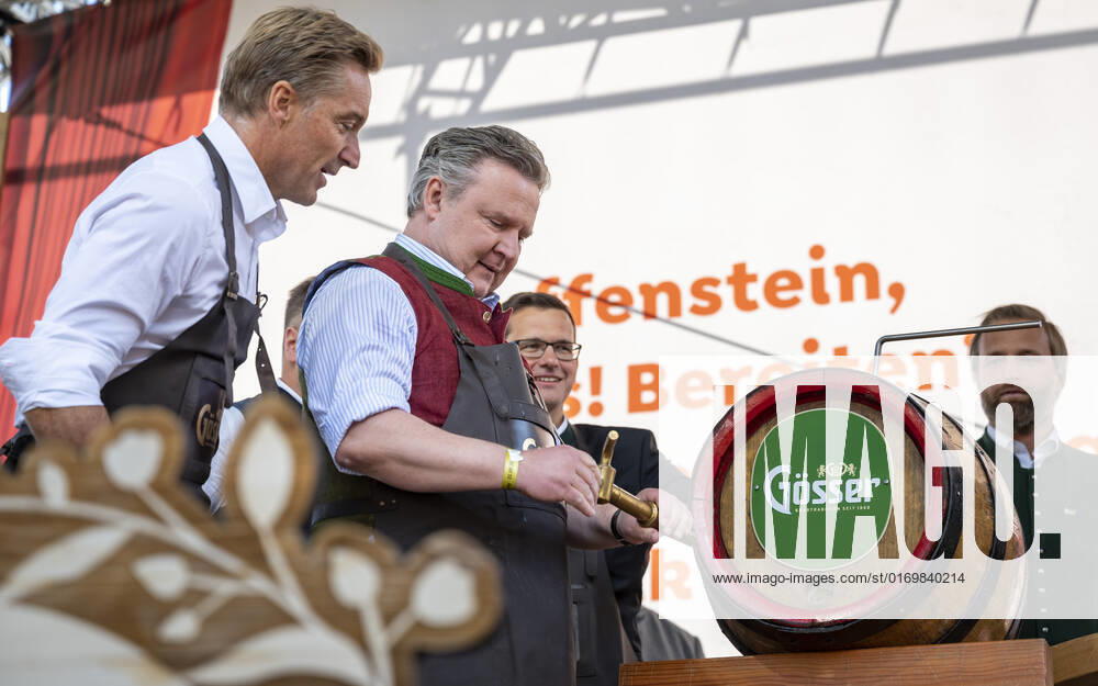 20220922 Eroeffnung des Oktoberfests 2022 WIEN, OESTERREICH - 22. SEPTEMBER: OÂ zapft is - Ehemaliger oesterreichischer Skifahrer Hans Knauss mit Wiener Buergermeister Michael Ludwig beim Bieranstich anlaesslich der Eroeffnung des Oktoberfests 2022, Die Wiener Kaiser Wiesn, auf der Kaiserwiese im Wiener Prater am 22. September in Wien, Oesterreich. 220922_SEPA_17_023