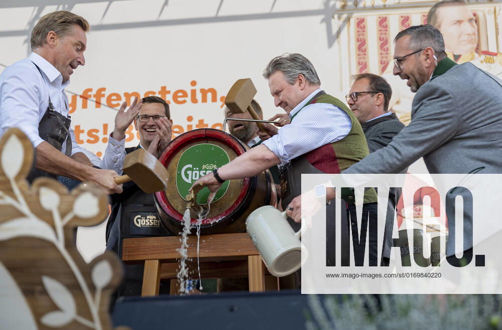 20220922 Eroeffnung des Oktoberfests 2022 WIEN, OESTERREICH - 22. SEPTEMBER: OÂ zapft is - Ehemaliger oesterreichischer Skifahrer Hans Knauss mit Wiener Buergermeister Michael Ludwig beim Bieranstich anlaesslich der Eroeffnung des Oktoberfests 2022, Die Wiener Kaiser Wiesn, auf der Kaiserwiese im Wiener Prater am 22. September in Wien, Oesterreich. 220922_SEPA_17_044