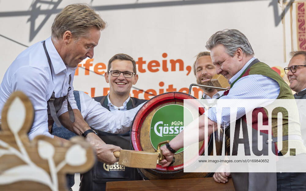 20220922 Eroeffnung des Oktoberfests 2022 WIEN, OESTERREICH - 22. SEPTEMBER: OÂ zapft is - Ehemaliger oesterreichischer Skifahrer Hans Knauss mit Wiener Buergermeister Michael Ludwig beim Bieranstich anlaesslich der Eroeffnung des Oktoberfests 2022, Die Wiener Kaiser Wiesn, auf der Kaiserwiese im Wiener Prater am 22. September in Wien, Oesterreich. 220922_SEPA_17_040