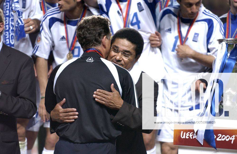 Fußball, EM Finale 2004 in Lissabon, Portugal - Griechenland 0:1 REHHAGEL Otto Trainer Team Griechenland Europameister 2004 Siegeehrung mit EUSEBIO UEFA Fussball Europameisterschaften 2004 in Portugal Finale Griechenland - Portugal 1 : 0 in Lissabon am 04. Juli 2004